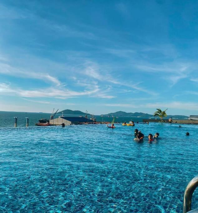 Sea&Pool View Stunning Homestay, Wifi, Netflix Near Malls, Jetty, Convenient Stores Kota Kinabalu Bagian luar foto