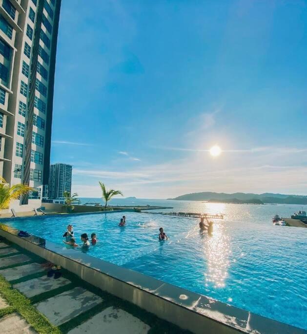 Sea&Pool View Stunning Homestay, Wifi, Netflix Near Malls, Jetty, Convenient Stores Kota Kinabalu Bagian luar foto
